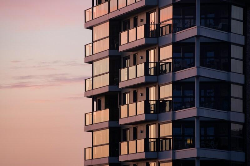 Nowy apartamentowiec o zachodzie słońca.