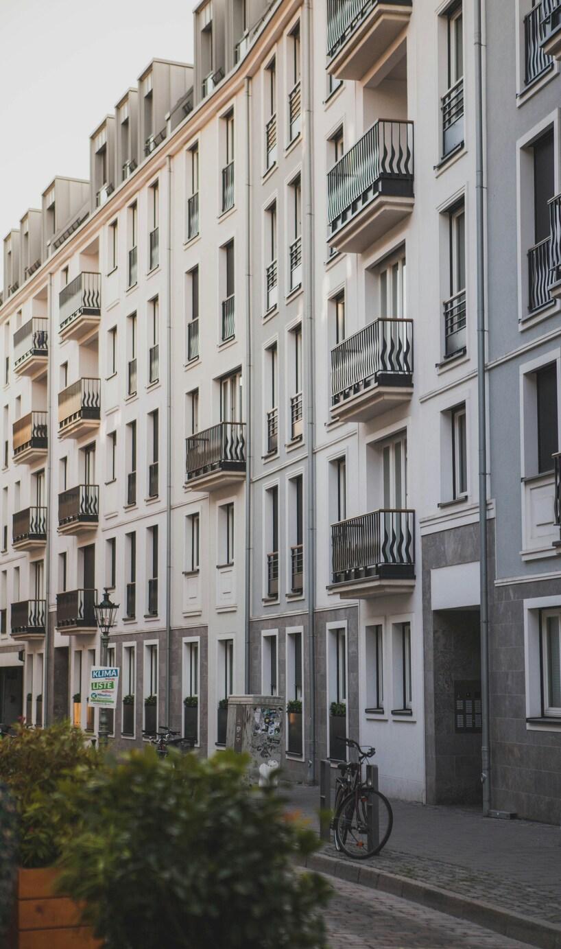 Nowy apartamentowiec o zachodzie słońca.